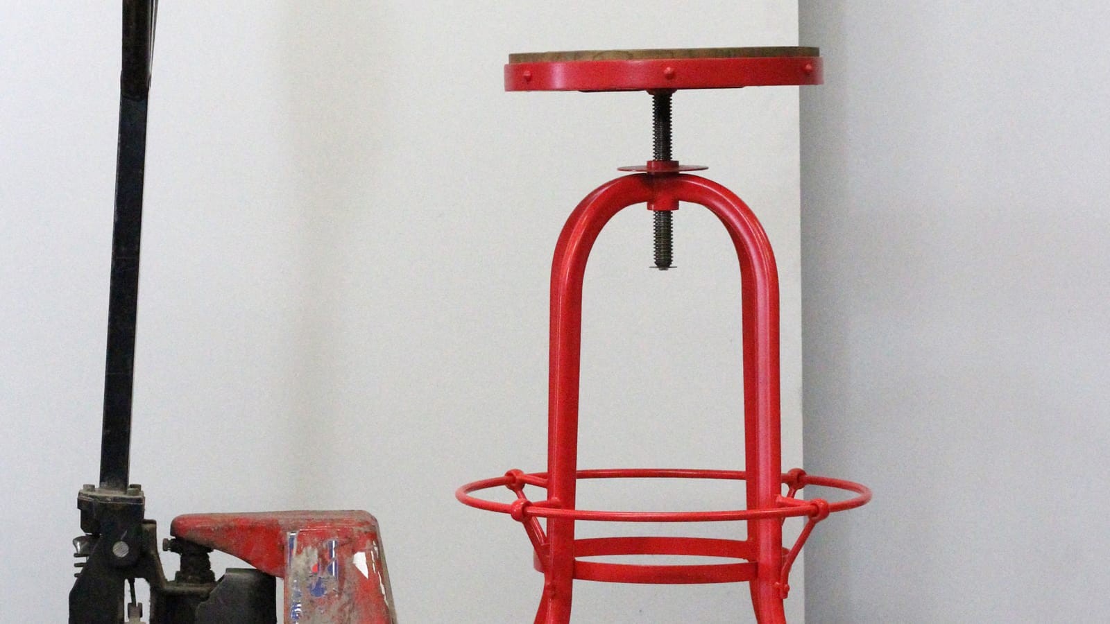 Le tabouret de bar rouge : un tabouret au design moderne et contemporain